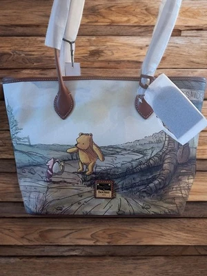 Bolso de Mano 2020 Disney Parks Dooney & Bourke Winnie The Pooh Nuevo Foto 1 de 4