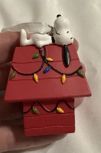 Peanuts Christmas Snoopy Laying On The Doghouse Ornament. Great Condition - Picture 1 of 5