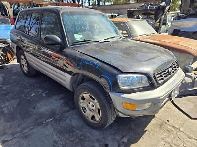 Tapa de parachoques trasero pasajero derecho sin llamarada TOYOTA RAV4 4 puertas 96 97 98 99 00 Foto 1 de 4