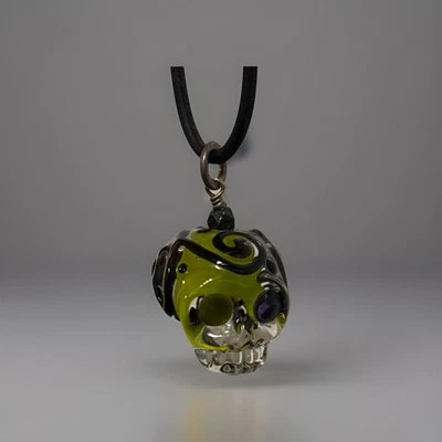 Colgante de calavera transparente/verde de vidrio soplado a mano con cordón de goma de 18 pulgadas Foto 1 de 4