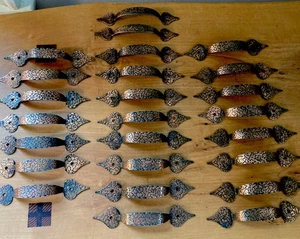 25 Vintage Kolonialstil gehämmert verkupfert Schubladen-/Schrankgriffe mit Schrauben - Bild 1 von 6