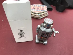 Walking Robot Vintage Wind Up Tinplate Toy for Adults Boys Girls - stress reliev - Picture 1 of 2