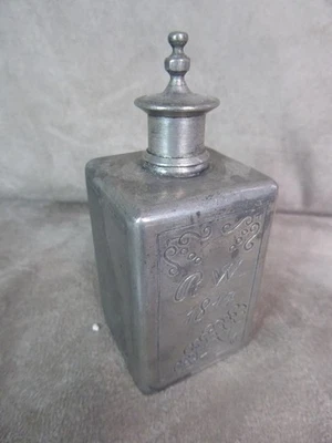 JOLI FLACON de MARIAGE, daté de 1817. En étain ciselé. - Photo 1/4