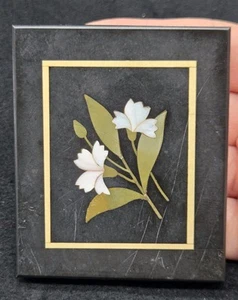Antica Targhetta Italiana Pietra Dura in Pietra Intarsiata Fiori, 3,13" x 2,63" - Foto 1 di 10