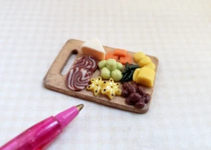 Miniatur Bunte IM Wurstbrett 1 1/2"" x 1"" x 5/16"": PUPPENHAUS 1:12 - Bild 1 von 2