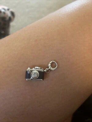 Lente de estrás marca Fossil de cuero negro para cámara Seek Adventure Foto 1 de 2