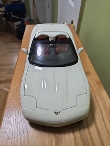 Vintage UT Models Corvette Convertible White 1 18 Diecast Car Rare Collectible - Picture 1 of 20