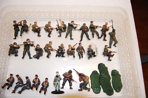 Lotto 27 vecchi soldatini in plastica da 5,5 cm per veicoli militari diorami ecc - Foto 1 di 3