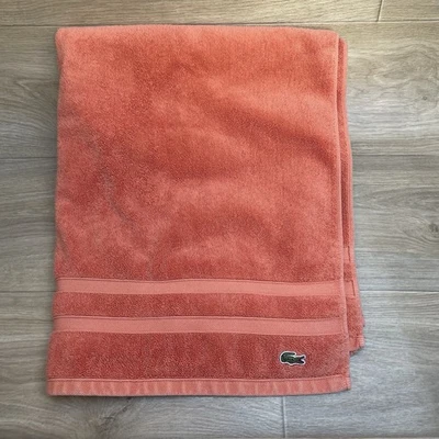 Toalha de banho Lacoste laranja coral 100% algodão 28" x 52" logotipo crocodilo - Imagem 1 de 4