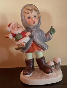Vintage Weihnachten NAPCO FIGUR - MÄDCHEN IN WINTERKLEIDUNG MIT WEIHNACHTSMANN PUPPE! - Bild 1 von 8