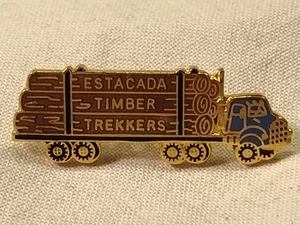Spilla da bavero smaltata vintage Estacada Oregon camion in legno - Foto 1 di 10