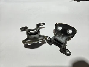 90-95 Toyota Pickup Truck 4Runner Door Hinges Upper Lower PASSENGER FRONT RIGHT - Picture 1 of 4