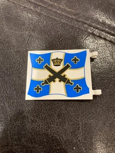 LEGO White Flag 6 x 4 with Black Crossed Cannons and Crown over Blue White 70412 - Picture 1 of 2