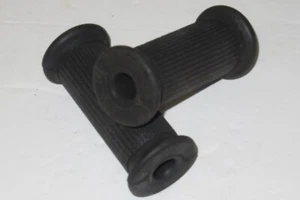 Matchless AJS footrest rubbers front rider 4" x 1 9/16 x 5/8" round hole 01-0847 - Foto 1 di 1
