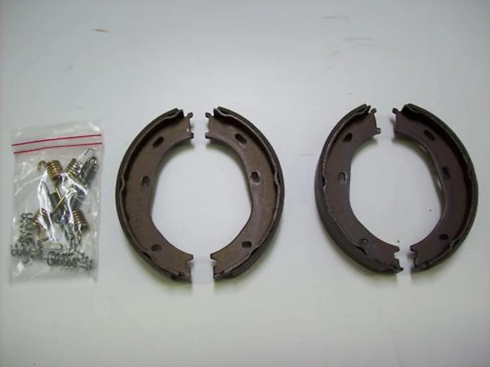 Mercedes W114 W115 /8 W116 Satz Bremsbacken (Handbremse) - Bild 1 von 1