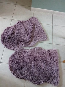 2 neue Fellimitat Teppiche Dekofell Aubergine QVC Deko - Bild 1 von 3