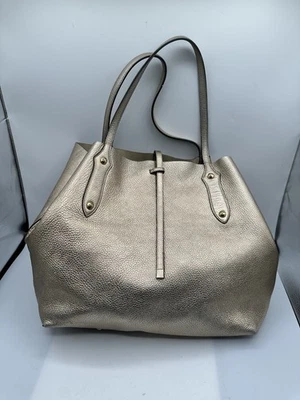 Bolsa de ombro Annabel Ingall dourada metálica couro pebbled grande tote shopper - Imagem 1 de 4