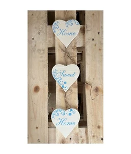 Rustikales Herzschild zum Aufhängen "Home Sweet Home". Drei cremefarbene & blaue hängende Herzen - Bild 1 von 2