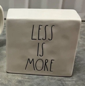 Letrero de escritorio cuadrado de 4" colección artesanal Rae Dunn MENOS ES MÁS/MÁS O MENOS - Imagen 1 de 3