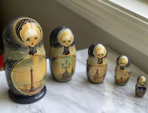 5 russische Matroschka Puppen, Winterpalast in St. Petersburg - handbemalt, signiert - Bild 1 von 6