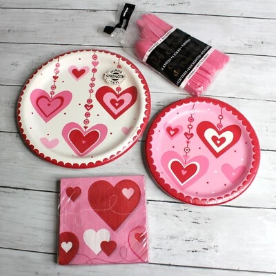 Fiesta San Valentín Platos de Papel Servilletas Cubiertos Vajilla Lote Rosa Rojo Amor Foto 1 de 4