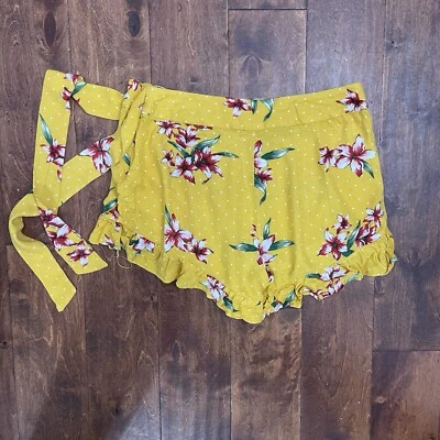 Pantalones cortos para mujer Guess amarillos con volantes florales y falda superpuesta talla: mediana Foto 1 de 4