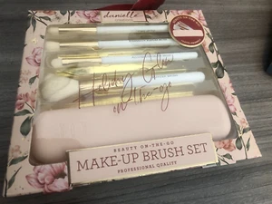 DANIELLE Creations Brush Set of 4 Professional Quality Brushes & Case NEW - Picture 1 of 4
