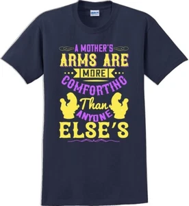 Los brazos de una madre son más reconfortantes que cualquier otra persona - Camiseta del Día de la Madre - Imagen 1 de 14