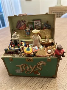 VINTAGE ENESCO 1986 SPIELUHR "SPIELZEUG SYMPHONIE" SCHATZKISTE SPIELZEUG - Bild 1 von 10