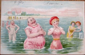 Badende Schönheit 1903 Postkarte: Dicker Mann ausgelacht mit junger Frau am Strand - Litho - Bild 1 von 1