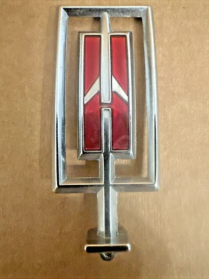 Nuevo de Lote Original GM 1978-1980 Oldsmobile Cutlass Capucha Ornamento Emblema Solo 559548 Supreme Foto 1 de 4