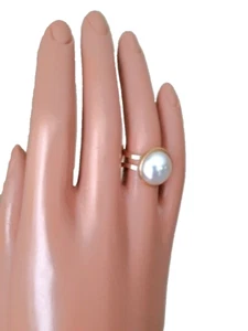 Anillo de perlas: anillo de perlas de resina Mabe' de 14 mm en acero inoxidable chapado en oro de 18 quilates - Imagen 1 de 11