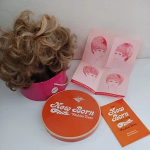 Parrucca acrilica vintage New Born Fashion Tress 100% Mod con scatola e documenti originali - Foto 1 di 24