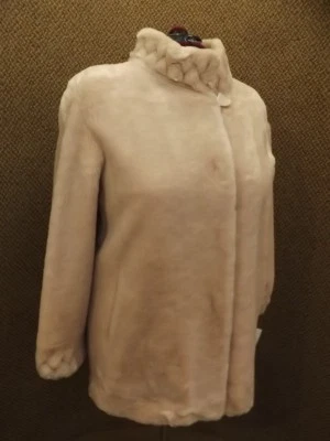 Lujoso Abrigo Abrigo Olympia NUEVO NUEVO CON ETIQUETAS Felpa Rosa Pálido Suave Imitación Piel Para Mujer 1X Foto 1 de 4