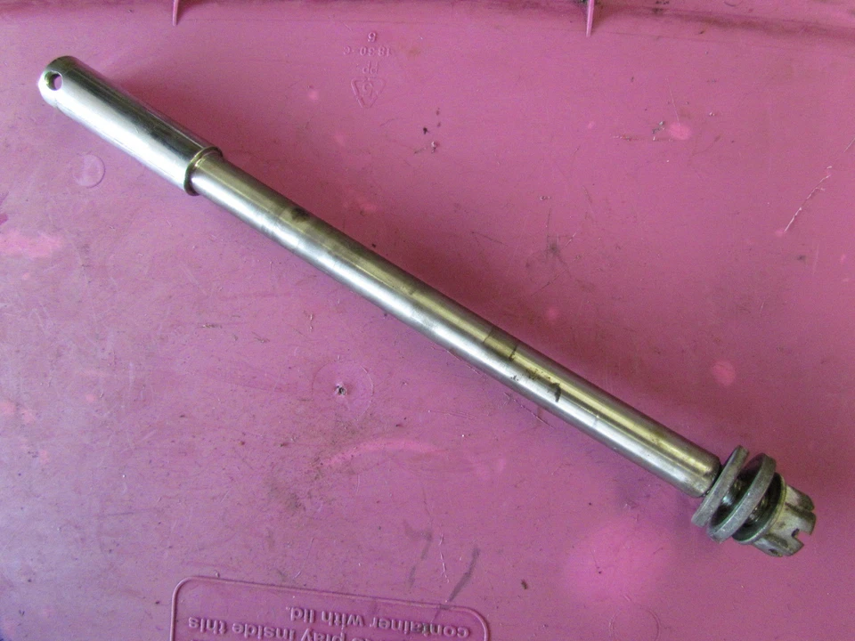 Yamaha XZ 550 RJ Vision XZ550RJ 1982 eje de rueda trasera con tuerca Foto 1 de 1