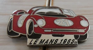 PIN'S AUTO LE MANS 1963 FERRARI 250 LE MANS LES 24 HEURES DU MANS VERSION ARGENT - Foto 1 di 5