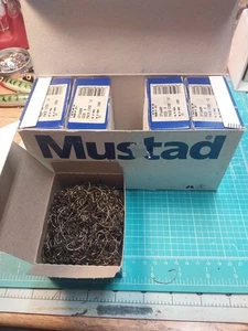 Nos Mustad Haken Größe 8 1000 bis eine Box 5 Boxen insgesamt 5000 Haken schön - Bild 1 von 13