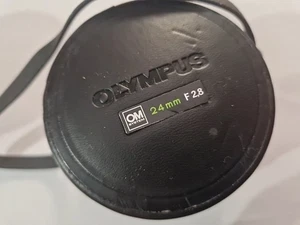 OLYMPUS Zuiko 24mm F2 / F2.8 Leder Objektiv Tragetasche ORIGINAL - Bild 1 von 2