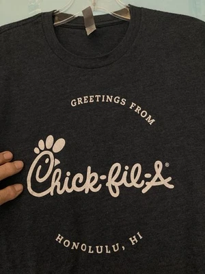 Camiseta unissex CHICK-FIL-A Honolulu Havaí; PEQUENA; Azul marinho/cinza; Usado bom - Imagem 1 de 4