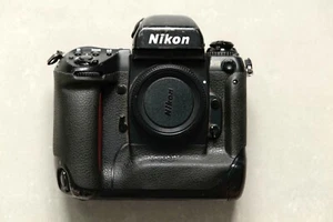 Profikamera Nikon Body F5 - Bild 1 von 2