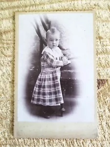 CARINA BAMBINA CON CAPELLI MOHAWK.FOTO ARMADIO VINTAGE 1800*CP7 - Foto 1 di 3