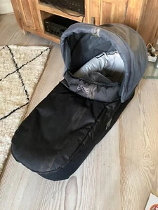 Mountain Buggy Duet Carrycot Grau und Schwarz mit Adaptern - Bild 1 von 3