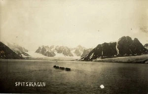 Norway Norge, SPITSBERGEN SVALBARD, bahía con botes de remos (década de 10) postal RPPC - Imagen 1 de 2