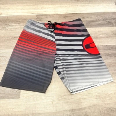 Oakley Boardshorts Mens 38 Point 21 Red Gray Black Striped Vacation Beach Y2K - Imagem 1 de 4