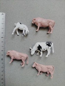VACHE FIGURINE ANIMAUX FERME PLASTIQUE M143 - Picture 1 of 1