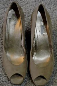 BCBG Generation Peep Toe Taupe Suede Shoes SZ 8.5B 4" Wedge Heel 1/2" platform - Picture 1 of 4