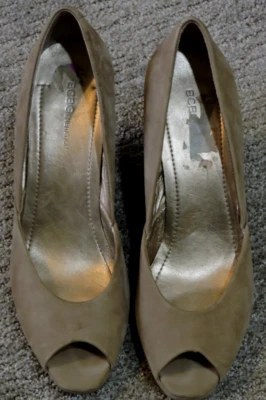 Zapatos de gamuza BCBG Generation Peep Toe color topo talla 8,5B 4" tacón de cuña plataforma de 1/2" Foto 1 de 4