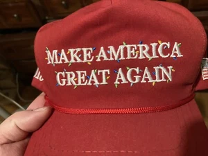 Offizielle Donald Trump 2018 Weihnachten rot MAGA mit Weihnachtsbeleuchtung Mütze NEU - Bild 1 von 5