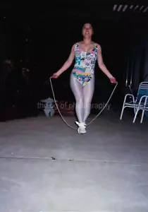 LA MUJER DE AL LADO EN MEDIAS De Colección FOTO ENCONTRADA Color ORIGINAL Instantánea 31 61T - Imagen 1 de 1
