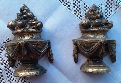 motifs anciens de vases fleuris en plâtre doré provenant d'un miroir - Photo 1/2